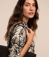 Vestido corto con estampa de follaje en blanco y negro, con escote en V, solapa y mangas 3/4.