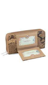 Billetera larga color plateado metalizado, con cierre perimetral y placa con el logo "Lincoln's" al frente. Presenta múltiples compartimentos y tarjeteros.