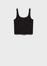 Musculosa negra de tejido fluido con tirantes anchos y cuello escotado.