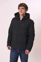 Campera puffer gris con capucha, cierre frontal con cremallera y bolsillos laterales con cierre.