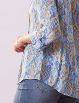Blusa estampada de gasa marca Ruby Rd, con cuello a la base, escote en V, botones y mangas 3/4 regulables.