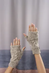 Guantes mitones tejidos a mano color marrón claro, sin separación para dedos y con diseño de trenzas.