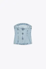 Top strapless de denim celeste con escote recto y cierre trasero con cremallera.