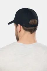 Gorra de béisbol azul de lona con logo en el frente.