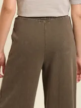 Pantalón de jogging marrón de corte ancho, con cintura elástica ajustable con cordón.