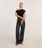 Blusa de crepé color blanco, con escote asimétrico, manga corta y drapeado lateral.