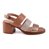Sandalia de cuero color marrón claro, con taco bloque y tiras anchas en color beige y dorado.