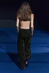 Pantalón de terciopelo negro de tiro medio con cintura elástica, bolsillos laterales ocultos y pierna ancha.