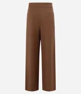 Pantalón de vestir marrón con finas rayas verticales blancas, de corte recto y tiro alto. Se ajusta a la cintura con cinturón de cuero marrón.