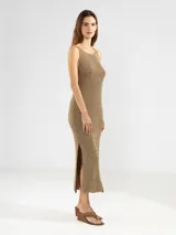 Vestido largo tejido en jersey con hilo lurex dorado, de corte recto, escote bote y aberturas laterales.