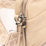 Porta celular beige con correa de tela estampada, cierre superior y detalle de perforaciones en la parte inferior.