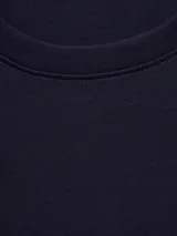 Camiseta azul marino de manga corta con cuello redondo y corte recto. Confeccionada en tejido de algodón regenerativo de peso medio.