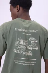 Remera gris oscuro con efecto lavado, cuello redondo y logo pequeño bordado en el pecho.