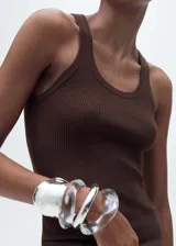 Musculosa marrón de punto de canalé con cuello redondo y sisas anchas. Diseño ajustado al cuerpo.