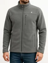 Campera polar negra con cierre frontal, cuello alto y bolsillos laterales con cierre.