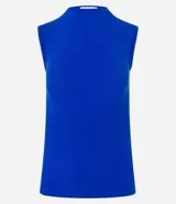 Blusa sin mangas color blanco, con cuello alto y textura acanalada.
