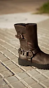 Bota de cuero color chocolate con hebillas metálicas y suela track.