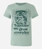Remera verde con cuello redondo y mangas cortas. Estampa frontal con dibujo de setas y texto "Together we grow everyday".