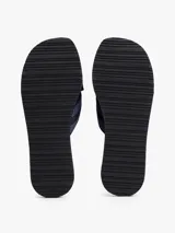 Ojotas Tommy Hilfiger con tiras cruzadas de tejido trenzado con logo tonal de la marca.