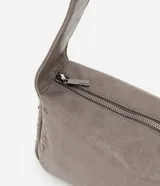 Cartera baguette de PU desteñido color gris, con correa de hombro ancha y tachas aplicadas. Cierre por cremallera.