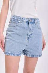 Short de jean de tiro alto, color celeste claro, con bolsillos delanteros y traseros.