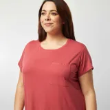 Camisón corto color rosa, de jersey suave y corte holgado, con mangas cortas y bolsillo en el pecho.