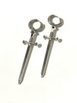 Par de aros colgantes plateados con forma de espada y cierre tipo argolla.