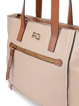 Cartera shopper de cuero vacuno color negro con detalles en marrón. Tiene logo metálico de la marca, doble asa de hombro y bolsillo frontal con cierre.