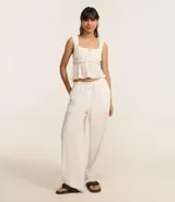Pantalón recto de viscosa texturizada color blanco, con lazo en la cintura.