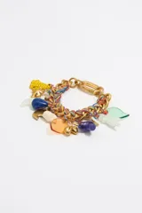 Pulsera de cadena dorada con cordón multicolor trenzado y charms colgantes de resina, latón, hierro, aleación de zinc, poliéster, esmalte y acrílico.