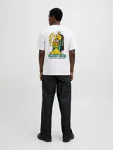 Camiseta blanca de manga corta y cuello redondo con estampado en la espalda de una máquina tragamonedas con la frase "Filthy Rich Fortune Overload".