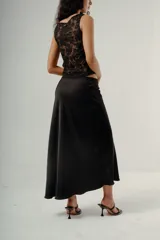 Falda larga de satén color negro, corte al bies, con talle alto y cordón ajustable en la cintura.