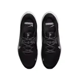 Championes de running Nike Quest 5, color negro con detalles en blanco y gris.