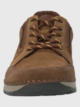 Zapato acordonado de cuero color marrón con suela de goma.