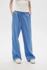 Pantalón celeste de lino, corte recto, con cintura elástica ajustable con cordón y bolsillos laterales.