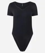 Body celeste de poliamida seamless con textura acanalada, cuello en V, mangas cortas y cierre en la entrepierna.