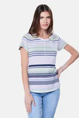 Remera de manga corta con botones, con rayas horizontales en tonos beige, azul, rosa y gris.