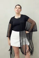 Poncho abierto negro de tejido de red con flecos largos.