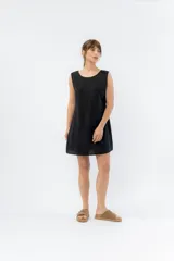 Vestido corto negro sin mangas, confeccionado en mezcla de algodón y viscosa. Presenta escote redondo y espalda profunda con tiras finas cruzadas.