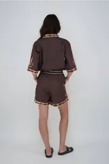 Short de lino color chocolate con estampado de tigres en tonos beige y celeste, cintura elastizada con cordón ajustable.