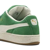 Championes Puma Suede XL color verde con detalles en blanco y suela color caramelo.