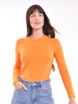 Remera de manga larga color ladrillo, con escote en V.