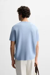 Camiseta celeste de punto con hilatura de mezcla de algodón, corte relaxed fit, cuello redondo, manga corta y acabados en rib.