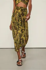 Falda midi estampada con cintura alta, fruncido, cierre cruzado, cremallera invisible y corte recto.