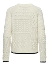 Sweater de punto color crema con diseño de trenzas y punto arroz. Tiene cuello redondo y mangas largas con puños y bajo acanalados con borde negro.