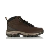 Botas de senderismo Columbia Newton Ridge Plus para hombre, color marrón, con capellada de cuero recubierto de PU, ante y malla. Incorporan tecnología Omni-Tech™ que repele el agua y entresuela TechLite™ para amortiguación. Suela Omni-Grip™ para tracción en todo tipo de terrenos.