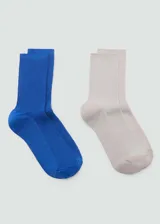 Pack de dos pares de calcetines de lúrex, uno rojo y otro beige.