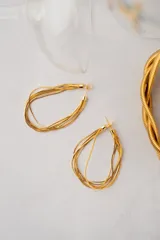 Aros colgantes dorados con forma de gota, compuestos por múltiples cadenas finas entrelazadas.