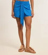 Short pollera corto color azul, confeccionado en viscolino con viscosa certificada, con cintura elástica y lazo delantero.