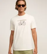Remera color crudo de algodón, de cuello redondo y manga corta. Presenta un estampado con una bicicleta de carreras y la palabra "Racing".
